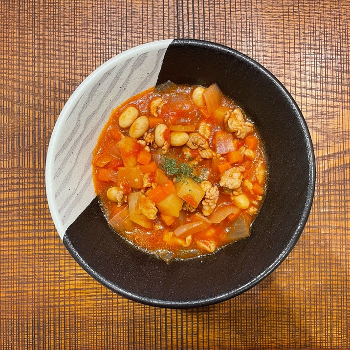 ごろごろ具材とトマトの甘さが効いた!ポークビーンズ